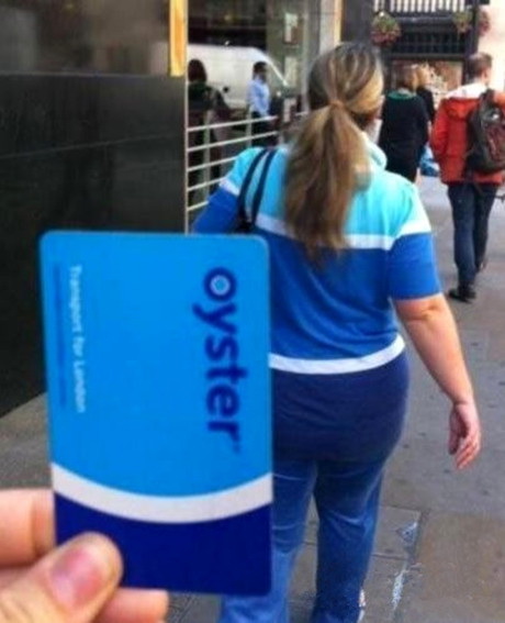 大姐，您这算撞衫还是COS？人物gif搞笑图片