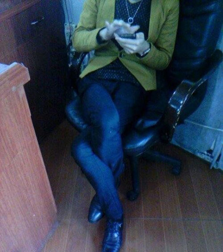 神一样的腿功啊！罗圈腿弱爆了！人物gif搞笑图片