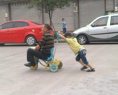 大叔，你这么调皮，你家人知道吗？人物gif搞笑图片