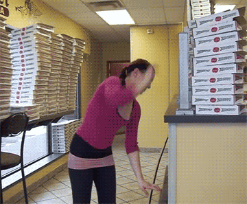 又一个会开挂的女子,老板一定会很喜欢的…人物gif搞笑图片