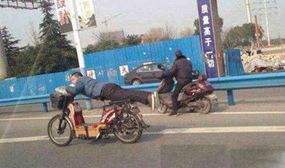 小公举的骑车方式人物gif搞笑图片