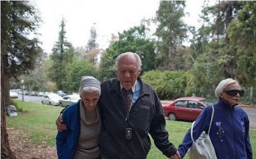 三角恋是没有年龄界限的人物gif搞笑图片