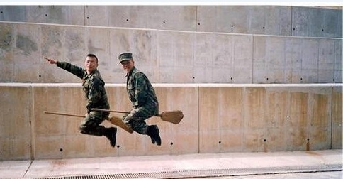 精神病人思维广，二逼青年欢乐多人物gif搞笑图片