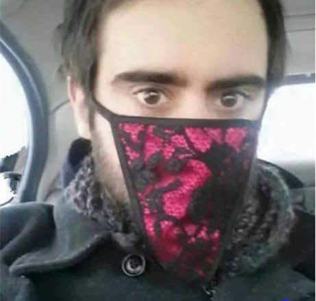 口罩怎么看着怪怪的人物gif搞笑图片