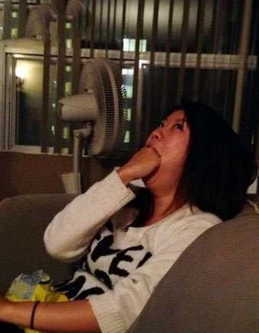 妹纸再忍耐一会就开饭了人物gif搞笑图片