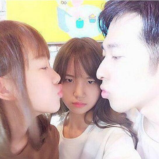 麻烦，请给单身狗让条路走走人物gif搞笑图片