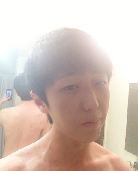 谁说你有女朋友了，镜子背叛了你哈哈！人物gif搞笑图片