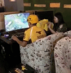 外卖小哥真辛苦，不仅要帮妹子送外卖，还要帮他打游戏人物gif搞笑图片