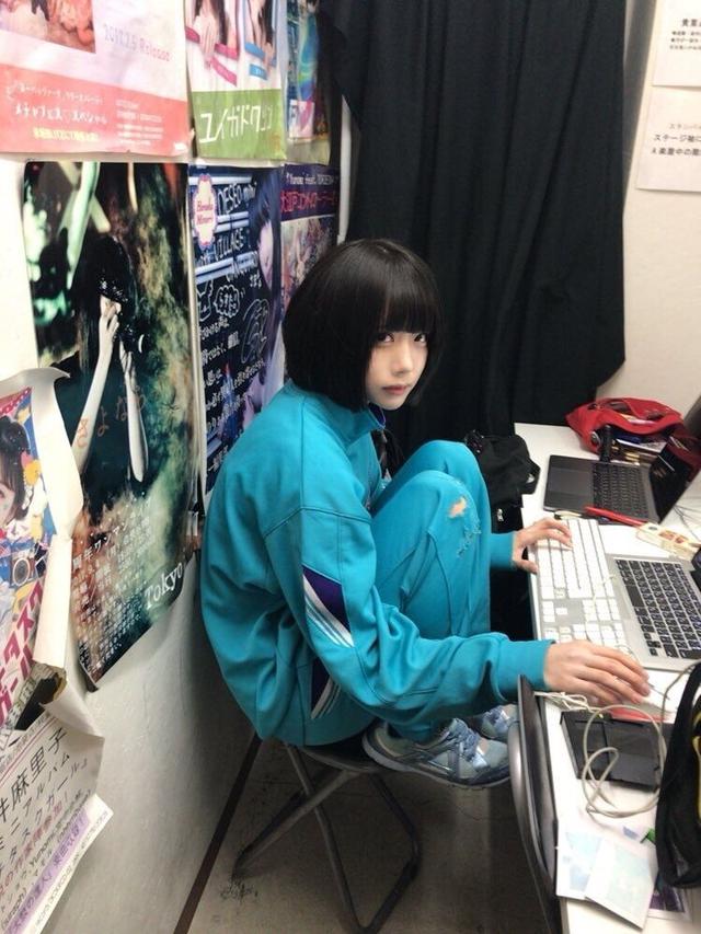 妹子玩电脑和别人不一样啊人物gif搞笑图片