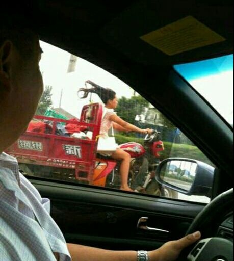 妹子，好飘逸的发型哟人物gif搞笑图片