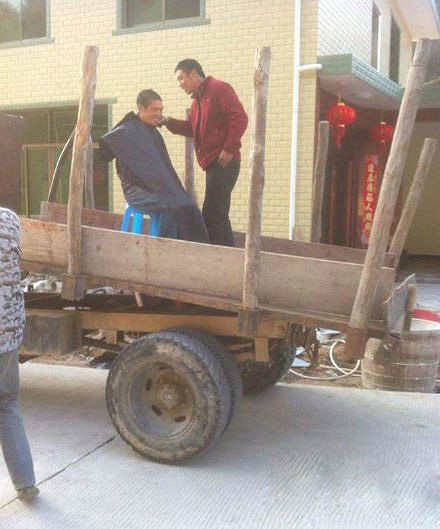 如此移动理发店，我也是醉了人物gif搞笑图片