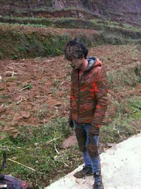 骑摩托车的时候别跟后面的人说话，切记！别问我是怎么知道的！！！人物gif搞笑图片