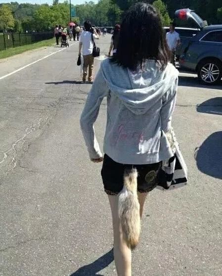 大嫂来我家，我热情招待，送她走后我回头看了一眼，吓得瘫坐在地人物gif搞笑图片