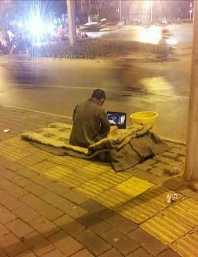 拾荒者的业余休闲活动人物gif搞笑图片