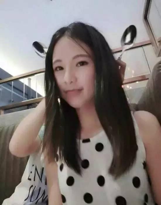 每当你要自拍的时候，二货闺蜜总是会及时出镜人物gif搞笑图片