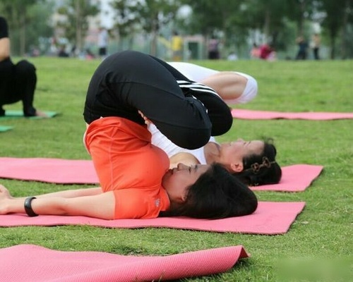 这是要放屁轰天吗？人物gif搞笑图片