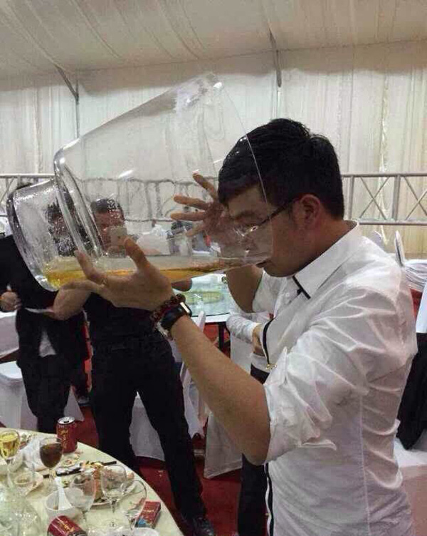 朋友说不能多喝，就一杯意思意思人物gif搞笑图片