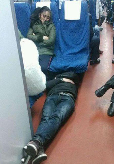 这样睡觉真的没问题吗？人物gif搞笑图片