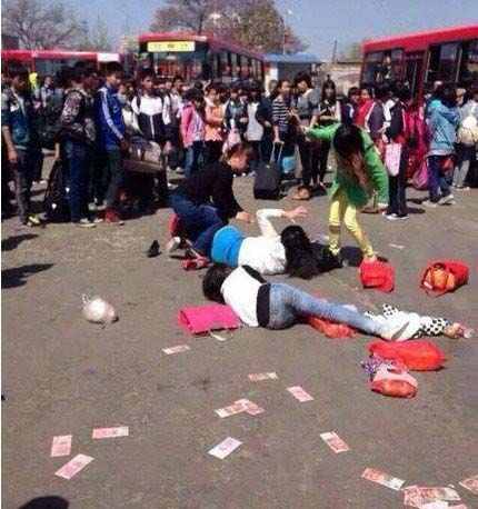 打了这么久才掉这么点钱和装备，怎么分人物gif搞笑图片