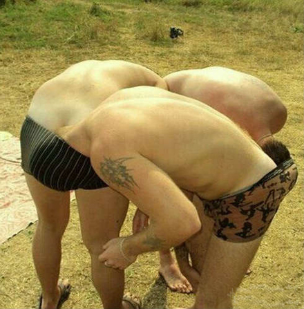 结拜三兄弟，从此一起走上不归路人物gif搞笑图片