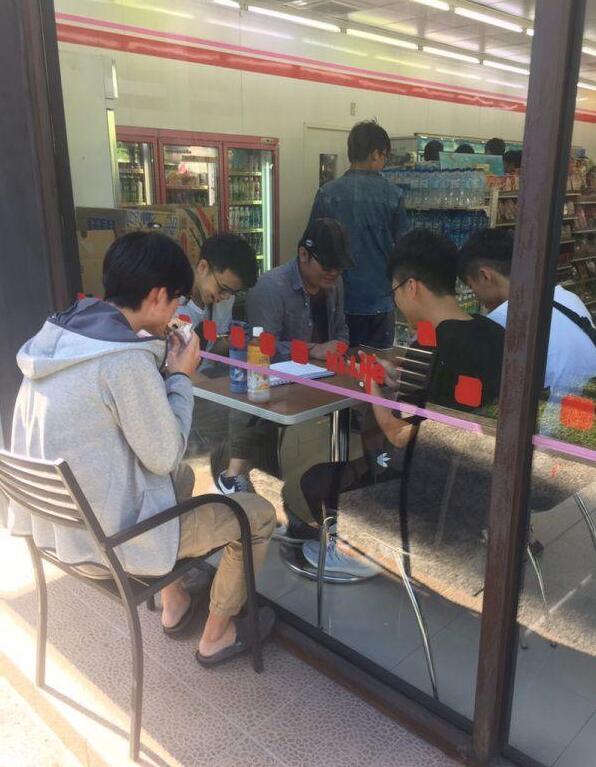 老板给我加把凳子人物gif搞笑图片