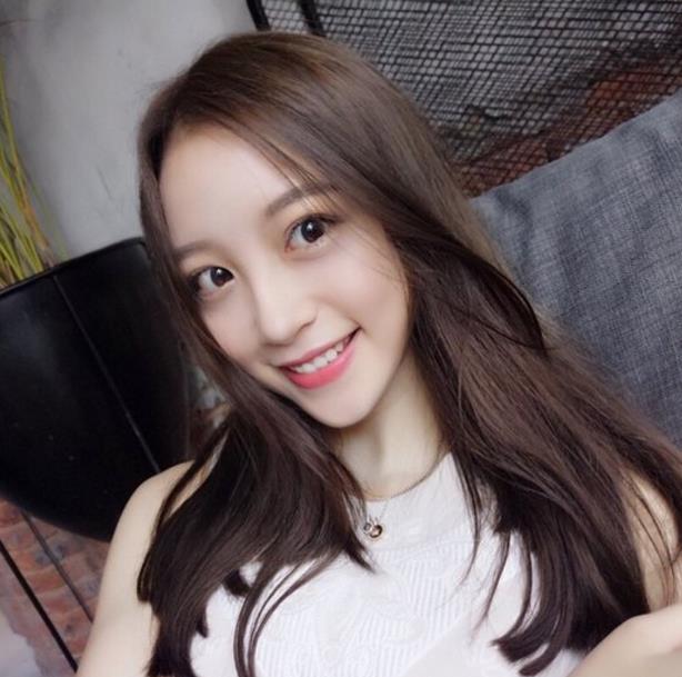 我觉得项链比人漂亮人物gif搞笑图片