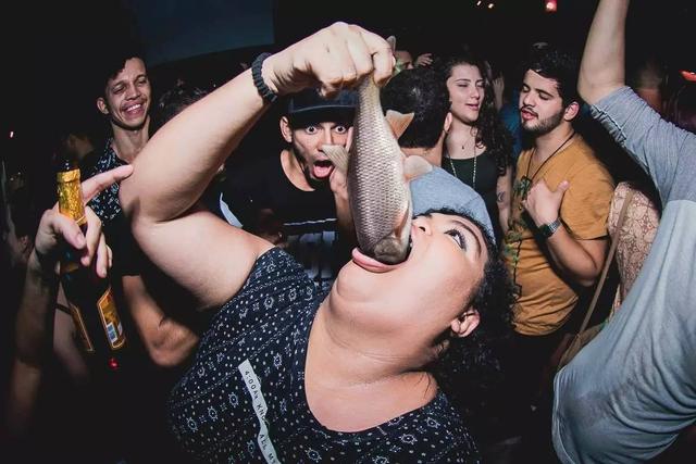 疯狂的女人人物gif搞笑图片