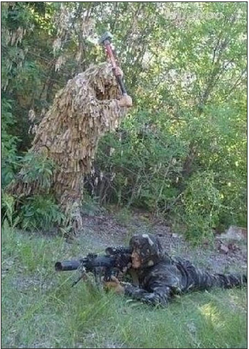 战场上伪装术很重要人物gif搞笑图片