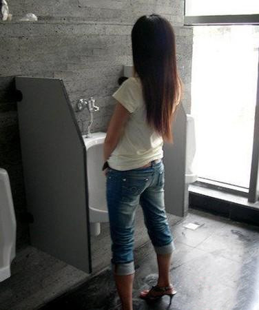 尾随一美女到厕所，最后被吓尿了人物gif搞笑图片