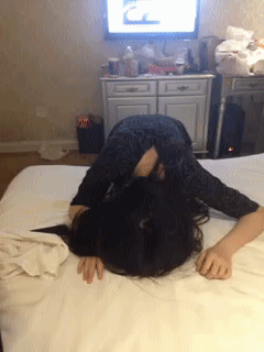 死开，别挡着我看电视人物gif搞笑图片