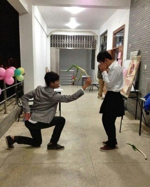 元旦晚会，两二货闹开了，果断抓拍人物gif搞笑图片