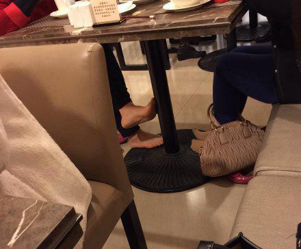 再也不怕包被人偷走了人物gif搞笑图片