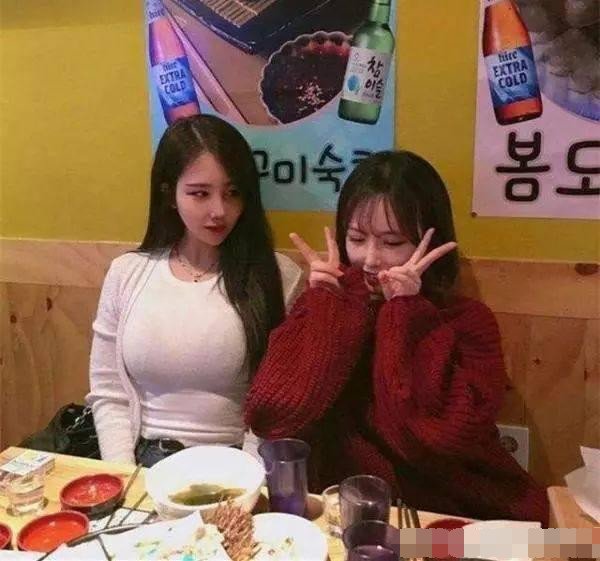 宅男们来看看，美女这动作可不可爱？人物gif搞笑图片