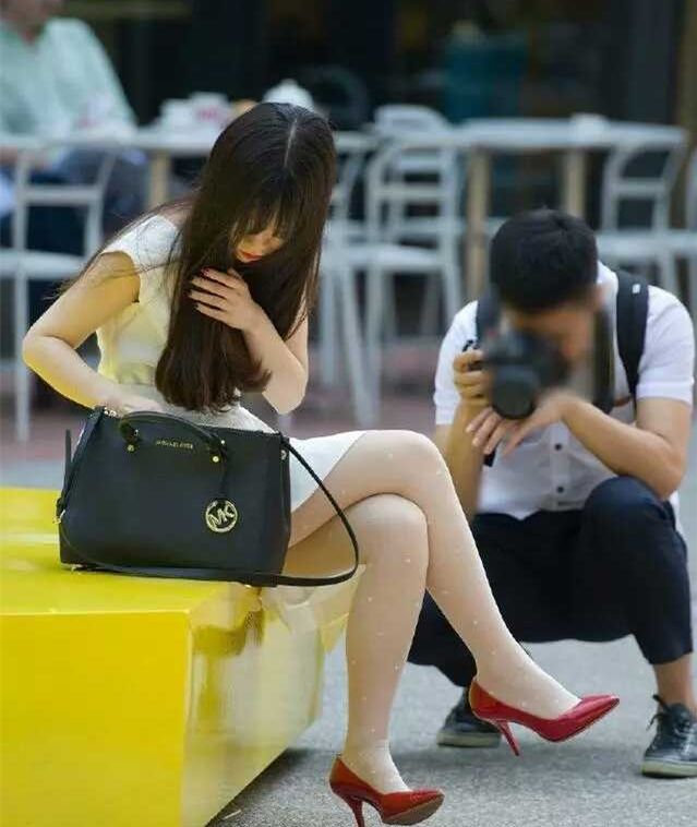 摄影师，你摄像机的镜头是不是瞄错位置了？人物gif搞笑图片