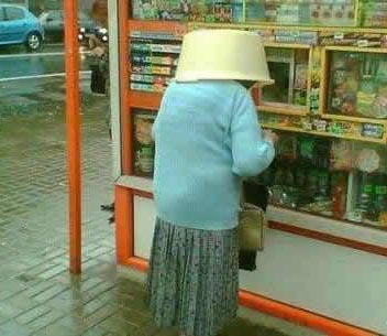 阿姨您这雨具不错啊人物gif搞笑图片