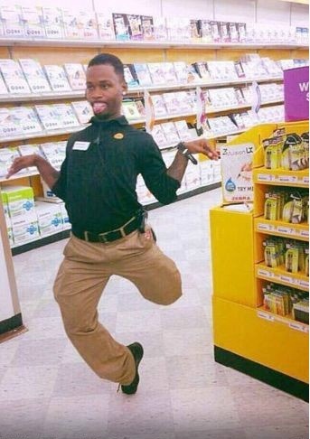 淋浴水太热烫到后背时的样子…人物gif搞笑图片