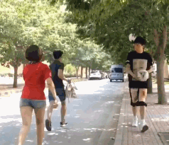 小偷你小心了，看球！人物gif搞笑图片