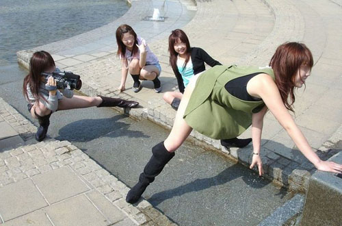 美女是这样拍照的人物gif搞笑图片