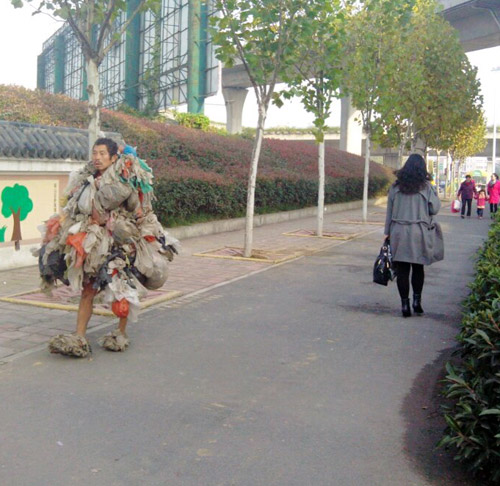 拿起行装，来一次说走就走的旅行人物gif搞笑图片