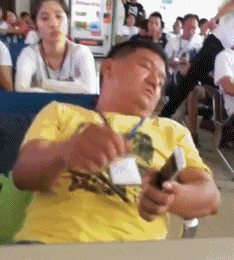 准备考科目二吧，连睡觉都在练车人物gif搞笑图片