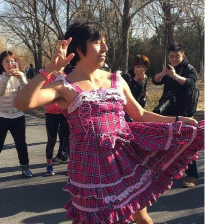 大叔，今天吃药了吗？人物gif搞笑图片