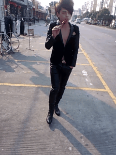 还是深V的，款式不错哦人物gif搞笑图片