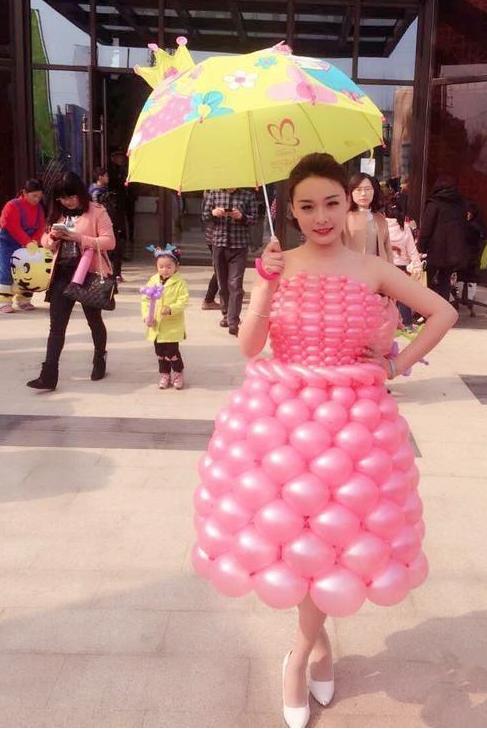 姑娘穿气球衣服，我觉得非常好看人物gif搞笑图片