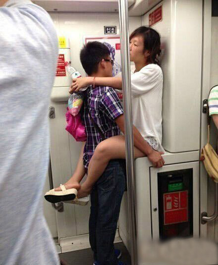 地铁上看到的一幕，太亮眼了人物gif搞笑图片