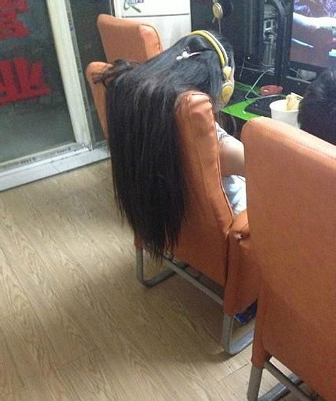 鬼一样的长发飘飘人物gif搞笑图片