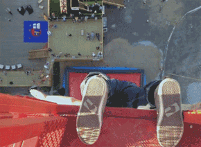 骚年敢这么玩，真佩服你人物gif搞笑图片