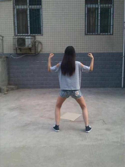 妹子，你这是让踹的节奏吗人物gif搞笑图片