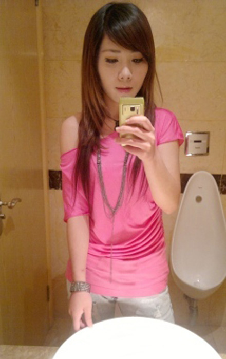 妹子自拍的时候请注意一下场合好么？人物gif搞笑图片