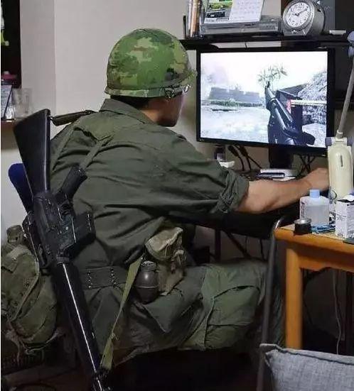 线上打不过那就待会线下pk人物gif搞笑图片