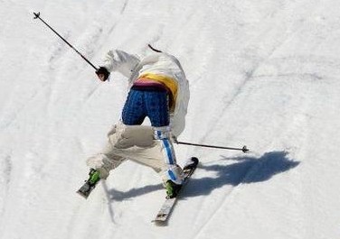 姑娘，你的秋裤露出来了人物gif搞笑图片